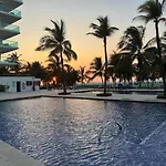 Edificio Frente Al Mar Con Playas Tranquilas