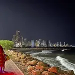 Edificio Frente Al Mar Con Playas Tranquilas